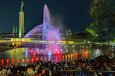 Warga memenuhi pertunjukan air mancur dengan lampu warna-warni di Taman Lapangan Banteng, Jakarta, Minggu (4/9/2022).