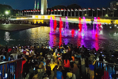 Warga memenuhi pertunjukan air mancur dengan lampu warna-warni di Taman Lapangan Banteng, Jakarta, Minggu (4/9/2022).
