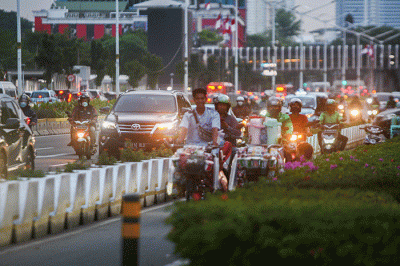 Aktivitas Warga saat jam pulang kerja di kawasan Sudirman, Jakarta Pusat, Selasa (6/9/2022).