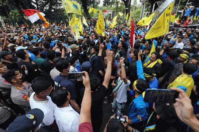 Sejumlah mahasiswa menggelar unjuk rasa menolak kenaikan harga BBM di kawasan Patung Kuda Arjuna Wiwaha, Jakarta, Senin (5/9/2022).