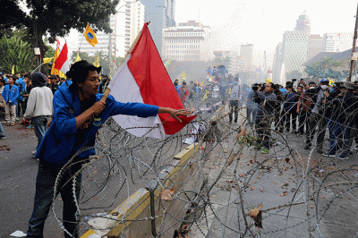 Sejumlah mahasiswa menggelar unjuk rasa menolak kenaikan harga BBM di kawasan Patung Kuda Arjuna Wiwaha, Jakarta, Senin (5/9/2022).
