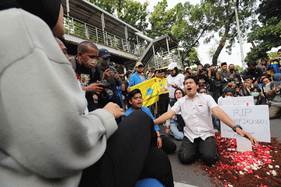 Sejumlah mahasiswa menggelar unjuk rasa menolak kenaikan harga BBM di kawasan Patung Kuda Arjuna Wiwaha, Jakarta, Senin (5/9/2022).
