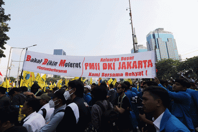 Sejumlah mahasiswa menggelar unjuk rasa menolak kenaikan harga BBM di kawasan Patung Kuda Arjuna Wiwaha, Jakarta, Senin (5/9/2022).