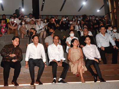 Presiden Joko Widodo mengajak Presiden Ferdinand Romualdez Marcos Jr. dan Ibu Louise Araneta Marcos mengunjungi Gedung Sarinah, Jakarta, Senin (5/9/2022).