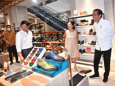 Presiden Joko Widodo mengajak Presiden Ferdinand Romualdez Marcos Jr. dan Ibu Louise Araneta Marcos mengunjungi Gedung Sarinah, Jakarta, Senin (5/9/2022).