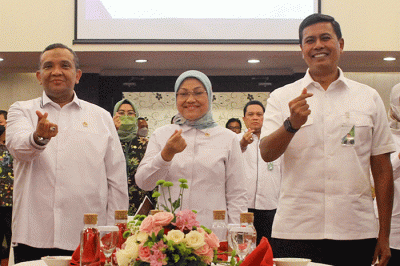 Menteri Ketenagakerjaan Ida Fauziyah (kiri) dan Direktur Utama BPJS Ketenagakerjaan Anggoro Eko Cahyo melakukan serah terima data calon penerima BSU 2022.
