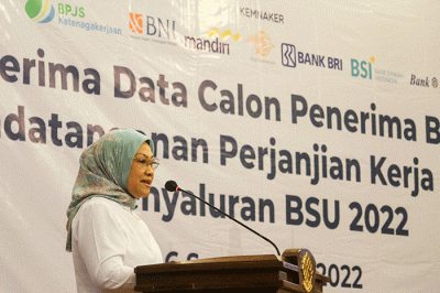 Menteri Ketenagakerjaan Ida Fauziyah (kiri) dan Direktur Utama BPJS Ketenagakerjaan Anggoro Eko Cahyo melakukan serah terima data calon penerima BSU 2022.