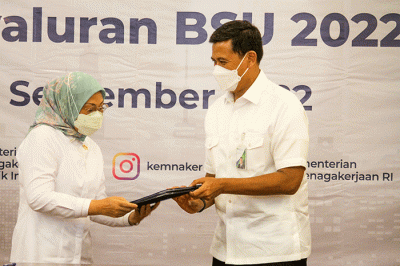 Menteri Ketenagakerjaan Ida Fauziyah (kiri) dan Direktur Utama BPJS Ketenagakerjaan Anggoro Eko Cahyo melakukan serah terima data calon penerima BSU 2022.