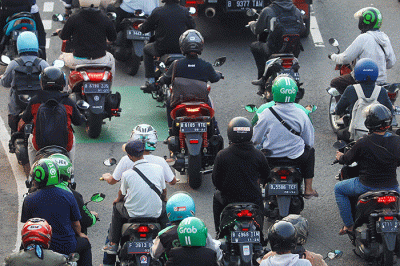 Sejumlah ojek online melintas di Jalan Gatot Subroto, Jakarta, Senin (5/9/2022).