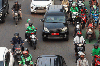 Sejumlah ojek online melintas di Jalan Gatot Subroto, Jakarta, Senin (5/9/2022).