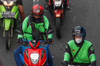 Sejumlah ojek online melintas di Jalan Gatot Subroto, Jakarta, Senin (5/9/2022).