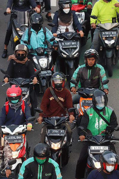 Sejumlah ojek online melintas di Jalan Gatot Subroto, Jakarta, Senin (5/9/2022).