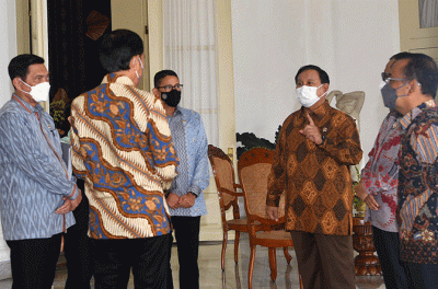 Menteri Pertahanan Prabowo Subianto (kedua kanan) mendampingi Presiden Joko Widodo (kiri) dalam penyambutan kunjungan kenegaraan Presiden Filipina.