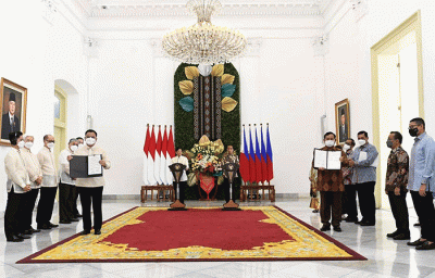 Menteri Pertahanan Prabowo Subianto (kedua kanan) mendampingi Presiden Joko Widodo (kiri) dalam penyambutan kunjungan kenegaraan Presiden Filipina.