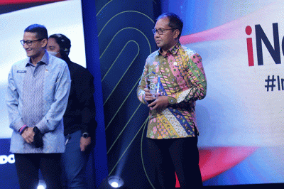 Wali Kota Makassar Drs. H. Mohammad Ramdhan Pomanto saat menerima penghargaan dalam acara Malam Inagurasi Inonesia Visonary Leaders (IVL) Season X.