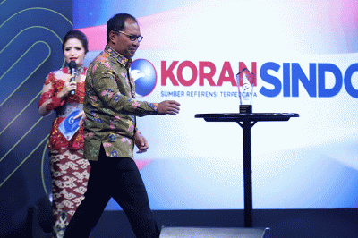 Wali Kota Makassar Drs. H. Mohammad Ramdhan Pomanto saat menerima penghargaan dalam acara Malam Inagurasi Inonesia Visonary Leaders (IVL) Season X.