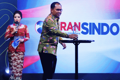 Wali Kota Makassar Drs. H. Mohammad Ramdhan Pomanto saat menerima penghargaan dalam acara Malam Inagurasi Inonesia Visonary Leaders (IVL) Season X.