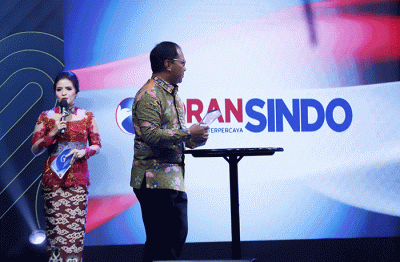 Wali Kota Makassar Drs. H. Mohammad Ramdhan Pomanto saat menerima penghargaan dalam acara Malam Inagurasi Inonesia Visonary Leaders (IVL) Season X.