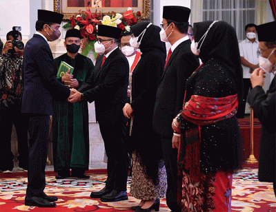 Presiden Joko Widodo resmi melantik Abdullah Azwar Anas sebagai Menteri Pendayagunaan Aparatur Negara dan Reformasi Birokrasi (MenPAN-RB).