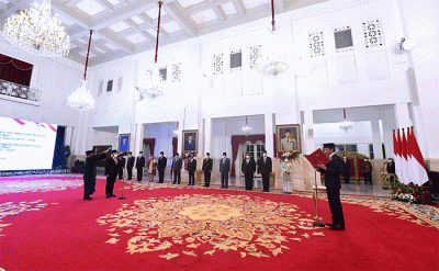 Presiden Joko Widodo resmi melantik Abdullah Azwar Anas sebagai Menteri Pendayagunaan Aparatur Negara dan Reformasi Birokrasi (MenPAN-RB).
