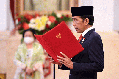 Presiden Joko Widodo resmi melantik Abdullah Azwar Anas sebagai Menteri Pendayagunaan Aparatur Negara dan Reformasi Birokrasi (MenPAN-RB).