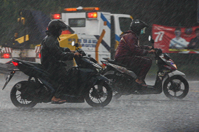 Pengendara sepeda motor menerobos hujan deras di kawasan Jakarta Timur, Rabu (7/9/2022).