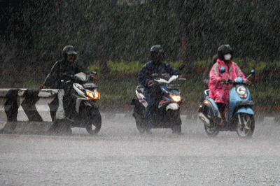 Pengendara sepeda motor menerobos hujan deras di kawasan Jakarta Timur, Rabu (7/9/2022).