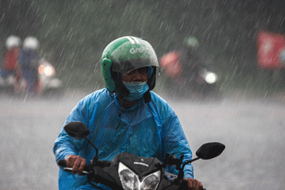 Pengendara sepeda motor menerobos hujan deras di kawasan Jakarta Timur, Rabu (7/9/2022).