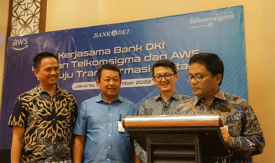 Penandatanganan kerja sama Bank DKI dengan Amazon Web Services dan Telkomsigma terkait pemanfaatan teknologi komputasi awan atau cloud computing di Jakarta.