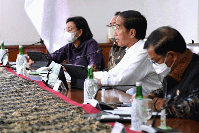 Presiden Joko Widodo menggelar rapat terbatas terkait Evaluasi Proyek Strategis Nasional (PSN) dengan sejumlah Menteri Kabinet Kerja.