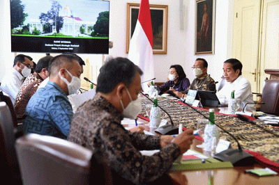 Presiden Joko Widodo menggelar rapat terbatas terkait Evaluasi Proyek Strategis Nasional (PSN) dengan sejumlah Menteri Kabinet Kerja.