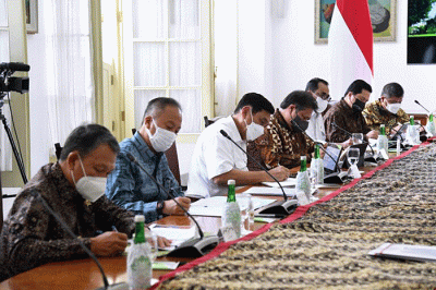 Presiden Joko Widodo menggelar rapat terbatas terkait Evaluasi Proyek Strategis Nasional (PSN) dengan sejumlah Menteri Kabinet Kerja.