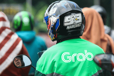 Pengemudi ojek online (ojol) saat menunggu kedatangan penumpang di kawasan Pinang Ranti, Jakarta Timur, Rabu (7/9/2022).