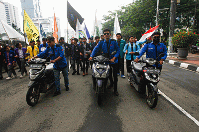 Ratusan mahasiswa menggelar aksi demo menolak kenaikan harga Bahan Bakar Minyak (BBM) di kawasan Patung Kuda, Monas, Jakarta Pusat, Kamis (8/9/2022).