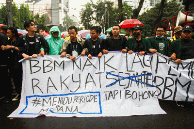 Ratusan mahasiswa menggelar aksi demo menolak kenaikan harga Bahan Bakar Minyak (BBM) di kawasan Patung Kuda, Monas, Jakarta Pusat, Kamis (8/9/2022).