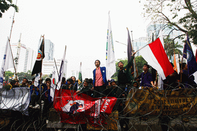 Ratusan mahasiswa menggelar aksi demo menolak kenaikan harga Bahan Bakar Minyak (BBM) di kawasan Patung Kuda, Monas, Jakarta Pusat, Kamis (8/9/2022).