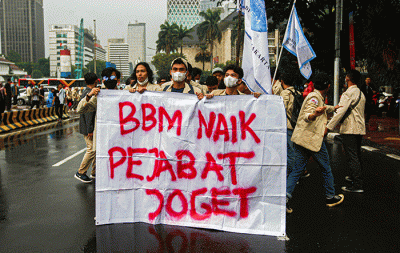 Ratusan mahasiswa menggelar aksi demo menolak kenaikan harga Bahan Bakar Minyak (BBM) di kawasan Patung Kuda, Monas, Jakarta Pusat, Kamis (8/9/2022).