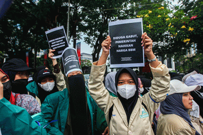 Ratusan mahasiswa menggelar aksi demo menolak kenaikan harga Bahan Bakar Minyak (BBM) di kawasan Patung Kuda, Monas, Jakarta Pusat, Kamis (8/9/2022).