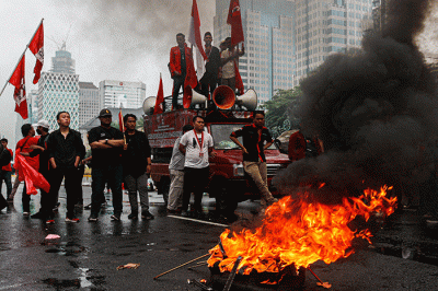 Ratusan mahasiswa menggelar aksi demo menolak kenaikan harga Bahan Bakar Minyak (BBM) di kawasan Patung Kuda, Monas, Jakarta Pusat, Kamis (8/9/2022).
