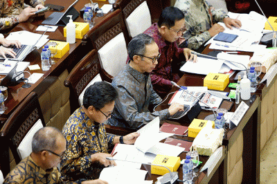 OJK rapat kerja bersama Komisi XI DPR di kompleks Parlemen, Senayan, Jakarta, Kamis (8/9/2022).
