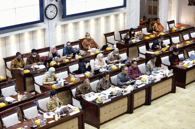 OJK rapat kerja bersama Komisi XI DPR di kompleks Parlemen, Senayan, Jakarta, Kamis (8/9/2022).