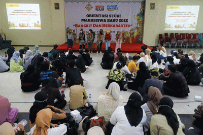 Ratusan mahasiswa baru saat mengikuti kegiatan masa Orientasi Studi Mahasiswa Baru (OSMARU) di Universitas Sahid (USAHID) Jakarta, Kamis (8/9/2022).