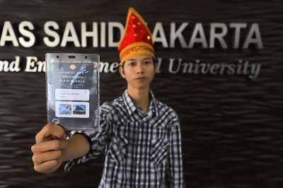 Ratusan mahasiswa baru saat mengikuti kegiatan masa Orientasi Studi Mahasiswa Baru (OSMARU) di Universitas Sahid (USAHID) Jakarta, Kamis (8/9/2022).