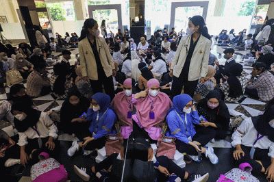 Ratusan mahasiswa baru saat mengikuti kegiatan masa Orientasi Studi Mahasiswa Baru (OSMARU) di Universitas Sahid (USAHID) Jakarta, Kamis (8/9/2022).
