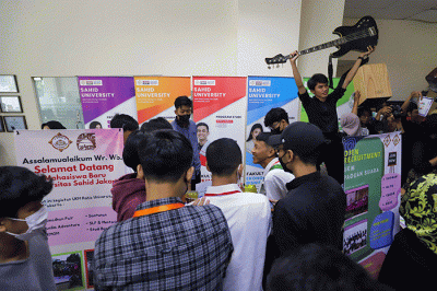 Ratusan mahasiswa baru saat mengikuti kegiatan masa Orientasi Studi Mahasiswa Baru (OSMARU) di Universitas Sahid (USAHID) Jakarta, Kamis (8/9/2022).