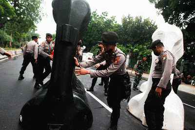 Aparat polisi saat bersiaga menjaga aksi demo mahasiswa di kawasan Patung Kuda, Jakarta Pusat, Kamis (8/9/2022).