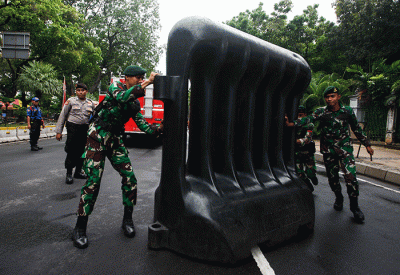 Aparat polisi saat bersiaga menjaga aksi demo mahasiswa di kawasan Patung Kuda, Jakarta Pusat, Kamis (8/9/2022).