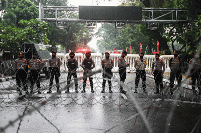 Aparat polisi saat bersiaga menjaga aksi demo mahasiswa di kawasan Patung Kuda, Jakarta Pusat, Kamis (8/9/2022).