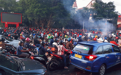 Sejumlah pengendara terjebak macet di Jalan Perintis Kemerdekaan, Makassar, Kamis (8/9/2022).