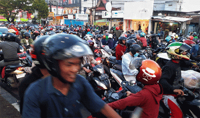 Sejumlah pengendara terjebak macet di Jalan Perintis Kemerdekaan, Makassar, Kamis (8/9/2022).